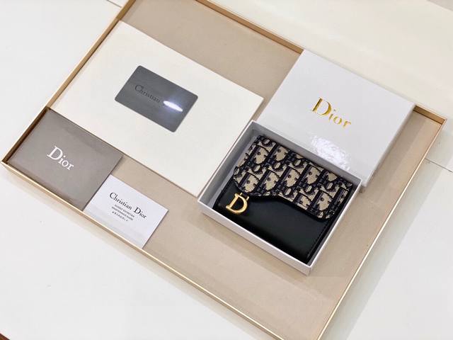 Dior 8015颜色 黑色 尺寸 10x8 5x2 5 Dior 专柜2021春款火爆登场 采用进口pvc配小牛皮 做工精致 媲美专柜 多功能小钱包 - 点击图像关闭