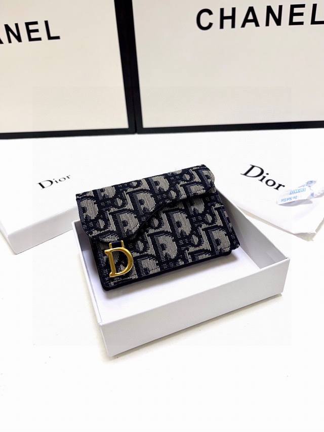 颜色 黑 灰尺寸 10 5x7 Dior 专柜最新款出货 D家新款马鞍小卡包出货 小小一只 能放十几张卡和几张现金 对于现在人来说足够用了 复古经典的o