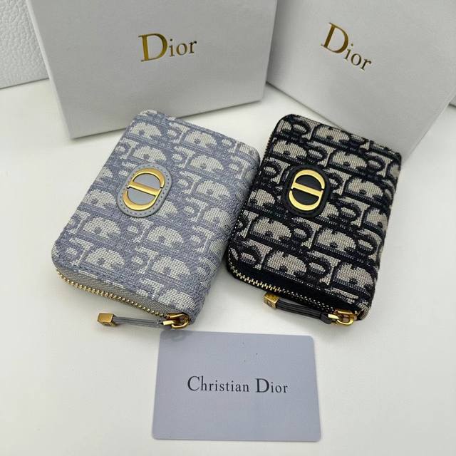 颜色 宝蓝 灰色尺寸 12x8 5 Dior 专柜最新款出货 Dior Oblique提花帆布钱包 点缀蓝色小母牛皮细节 复古金色金属配饰