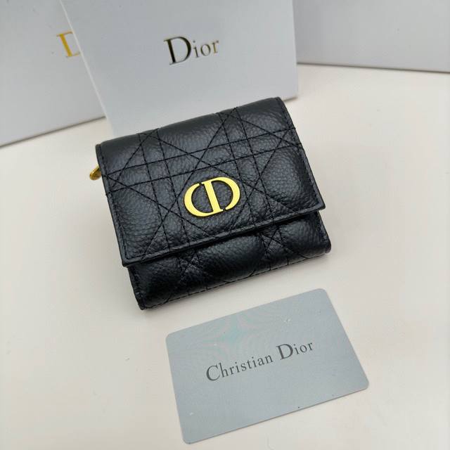 Dior 3860颜色 黑色 米色 蓝色尺寸 11x10x2Dior专柜最新款火爆登场 采用头层牛皮 做工精致 媲美专柜 多功能小钱包 超级实用