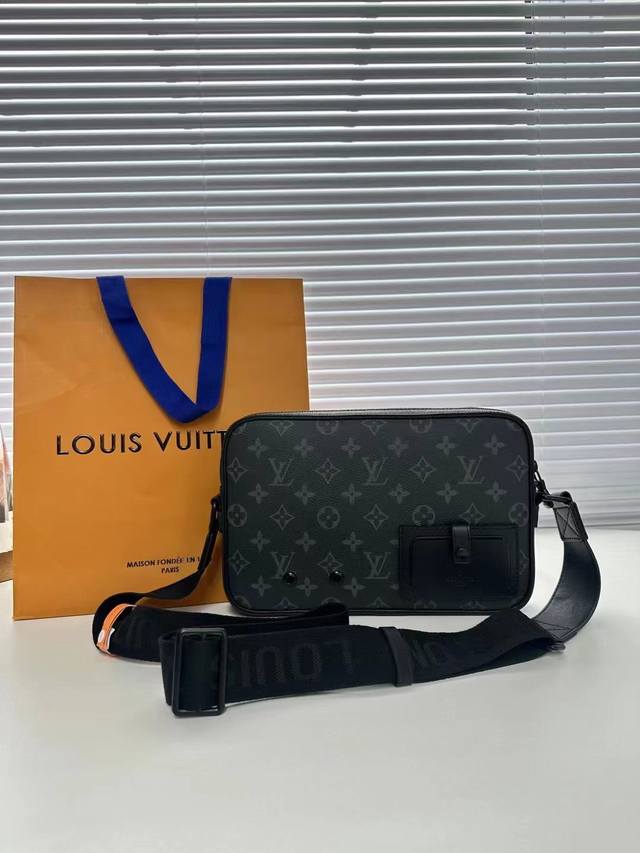 Louis Vuitton 路易威登以经典学院风格为设计灵感 M 40188黑花这种斜挎包年轻时尚又大气 采用柔软的monogram Eclipse全头层牛皮材