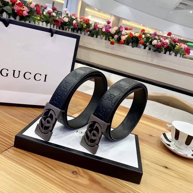 Gucci 古奇新款互扣式g带扣深受品牌辉煌的70年代经典设计所影响 得以重新诠释 安放于织纹纯皮腰带之上 纯牛皮制作 底面磨砂皮底 宽度:3 8厘米 正品一致