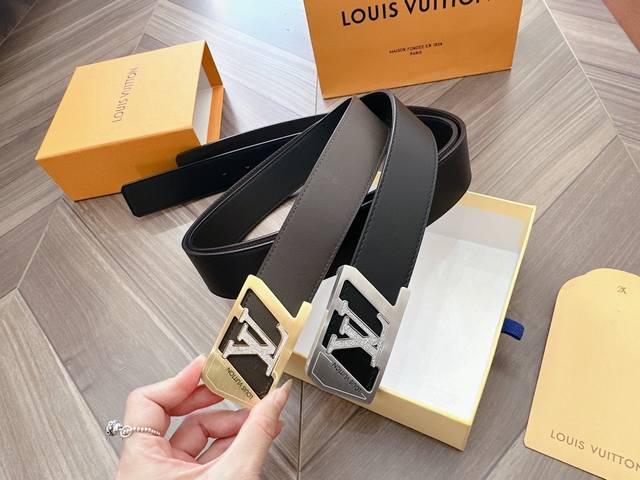 路易威登louis Vuitton 法国 专柜品质 官网同步 宽度3 8Cm 精美钢扣头 原版意大利双面进口小牛皮原版花纹 黑咖双面可以用 手感极佳 上身郊果棒