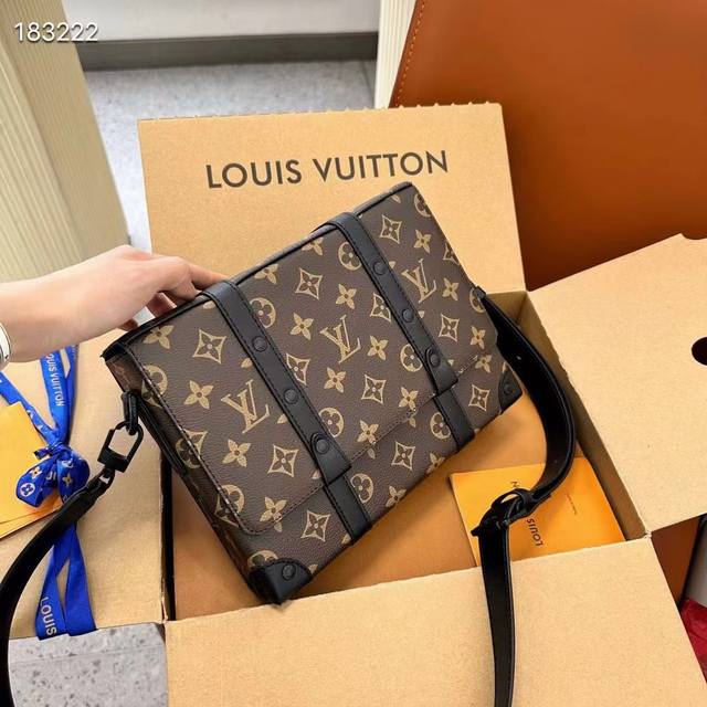 Louis Vuitton 路易威登 折叠礼盒包装亲m57726 本款小巧长方体 Trunk 邮差包由 Monogram 压纹 Taurillon 皮革制成 延