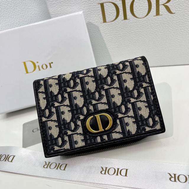 Dior 2055颜色 黑色 尺寸 13 5x9 5x3 5 Dior 专柜最新款火爆登场 采用进口牛皮 做工精致 媲美专柜 多功能小钱包 内隔丰富 超