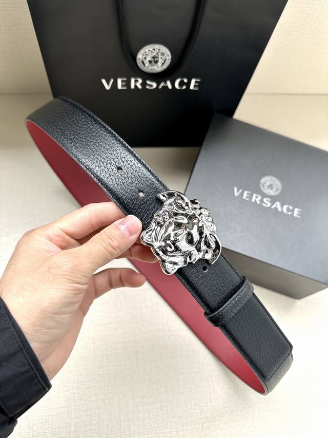 宽度4 0Cm Versace 范思哲 此款腰带饰有标志性的versace美杜莎头像带扣 彰显品牌格调 是一款精美的衣橱必备单品