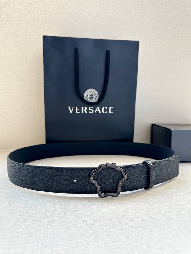 宽度4 0Cm Versace 范思哲 此款柔软的皮带饰3D美杜莎腰带扣 可搭配正装或休闲牛仔装