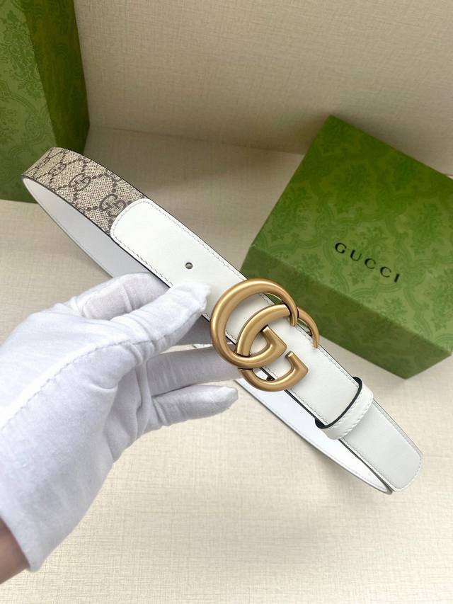 宽度3 0Cm Gucci Gg Supreme帆布是品牌的一款经典面料 经不同配色组合以及现代和经典设计演绎后 在古驰爱的进行曲 全新时装系列中大放异彩 这款