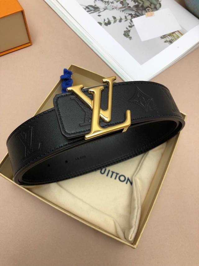 Lv 路易威登 Louis Vuitton 正版开模 此款腰带双面采用意大利原厂定制进口牛皮带身 精密电镀标志性五金搭扣 对版专柜足宽4 0Mm