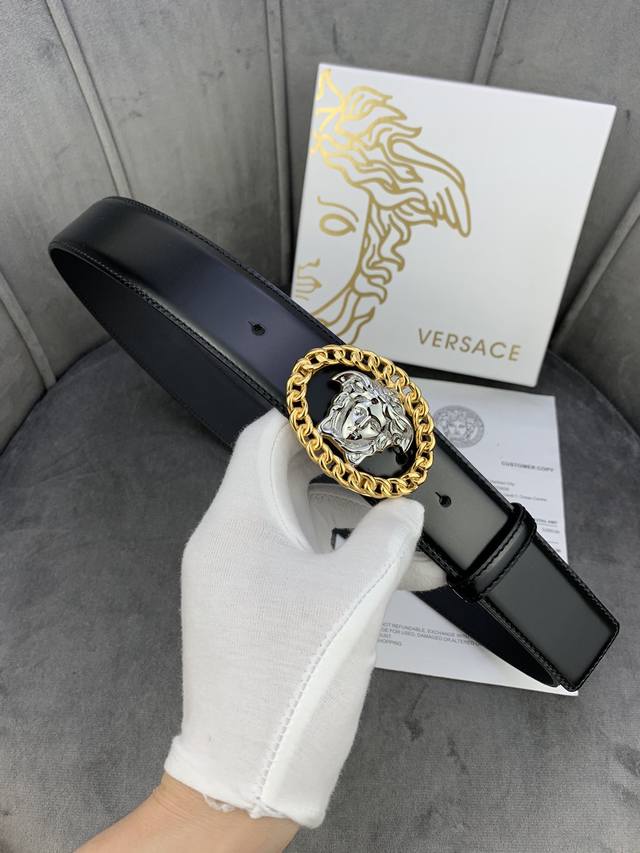 Versace 范思哲 此款腰带采用光滑的头层牛皮面料制造 并饰有标志性的美杜莎链条五金配件