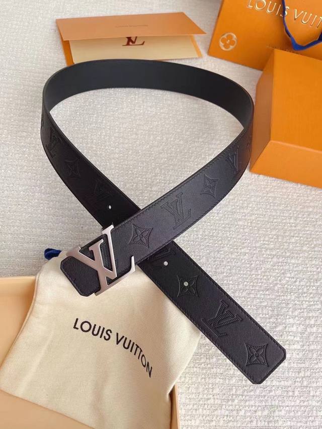 路易威登louis Vuitton 法国 专柜品质 官网同步 宽度3.8Cm 精美钢扣头 原版意大利双面进口小牛皮原版花纹 手感极佳 上身郊果棒 商务休闲两用