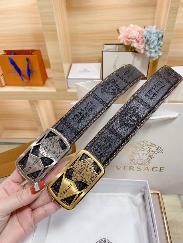 Versace 范思哲 3.8Cm双面原版皮 创造了一个时尚帝国 代表着一个品牌家族 Versace的时尚产品渗透了生活的每个领域 其鲜明的设计风格 独特的美感