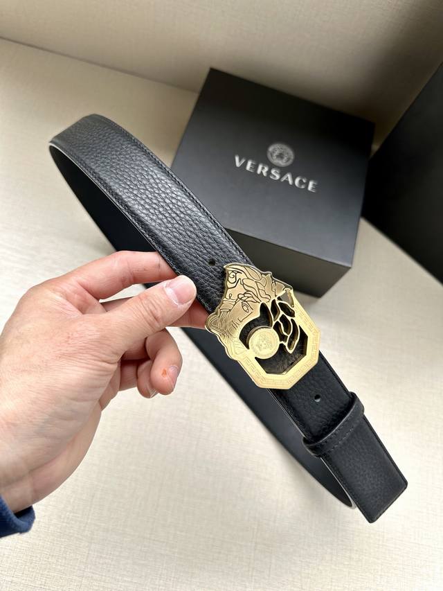 宽度4.0Cm Versace 范思哲 标志 腰带扣上的镂空美杜莎 赋予该款palazzo腰带很高的辨识度 腰带采用饰有mock Croc印花的柔软牛皮革制作