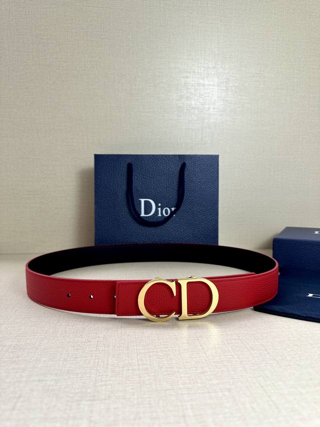 Dior 这款双面腰带结合典雅气质与摩登风范 双面均采用粒面牛皮革精心制作 一面为黑色 另一面为中国红 可搭配各式 35 毫米腰带扣 更添精致 打造富有个性特色