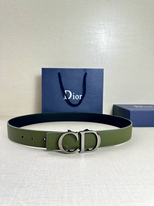 Dior 这款双面腰带结合典雅气质与摩登风范 双面均采用粒面牛皮革精心制作 一面为黑色 另一面为橄榄绿色 可搭配各式 35 毫米腰带扣 更添精致 打造富有个性特