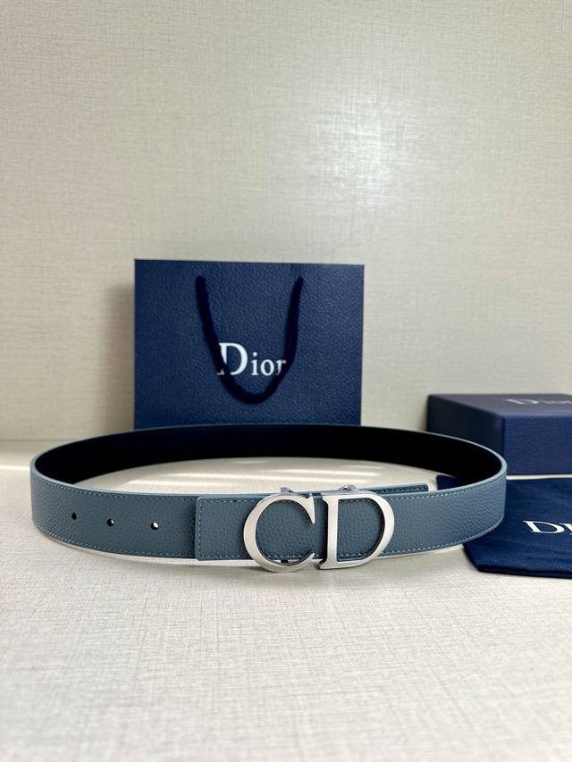 Dior 这款双面腰带结合典雅气质与摩登风范 双面均采用粒面牛皮革精心制作 一面为黑色 另一面为天蓝色 可搭配各式 35 毫米腰带扣 更添精致 打造富有个性特色