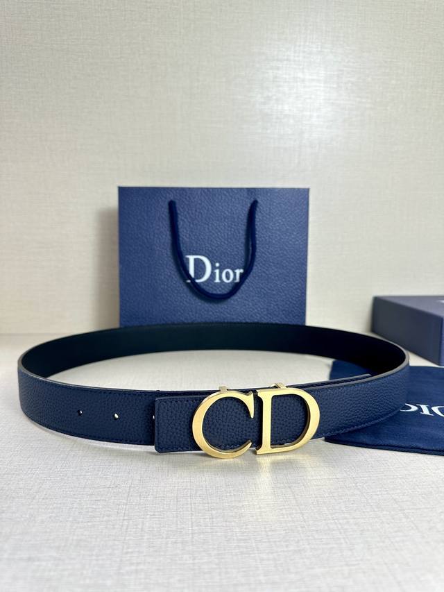 Dior 这款双面腰带结合典雅气质与摩登风范 双面均采用粒面牛皮革精心制作 一面为黑色 另一面为海军蓝色 可搭配各式 35 毫米腰带扣 更添精致 打造富有个性特