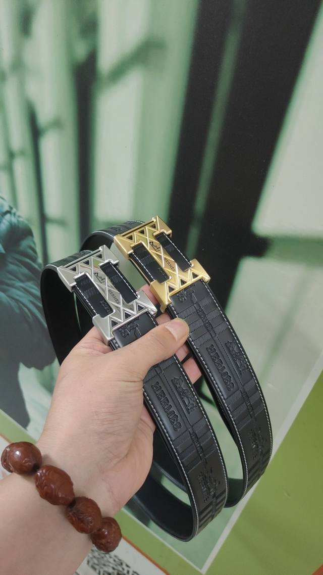 爱马仕 皮带采用小牛皮压花 搭配新款纯钢扣 打造高雅考究的造型 宽3.8Cm 长度可调节 达到量身定制般的修身效果