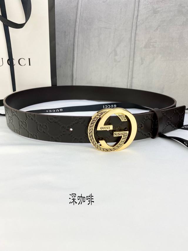 Gucci互扣式双g带 五金厚度6.0Cm扣腰带 采用热压印技术的gucci Signature皮革精制而成 触感厚实 印花图案清晰分明