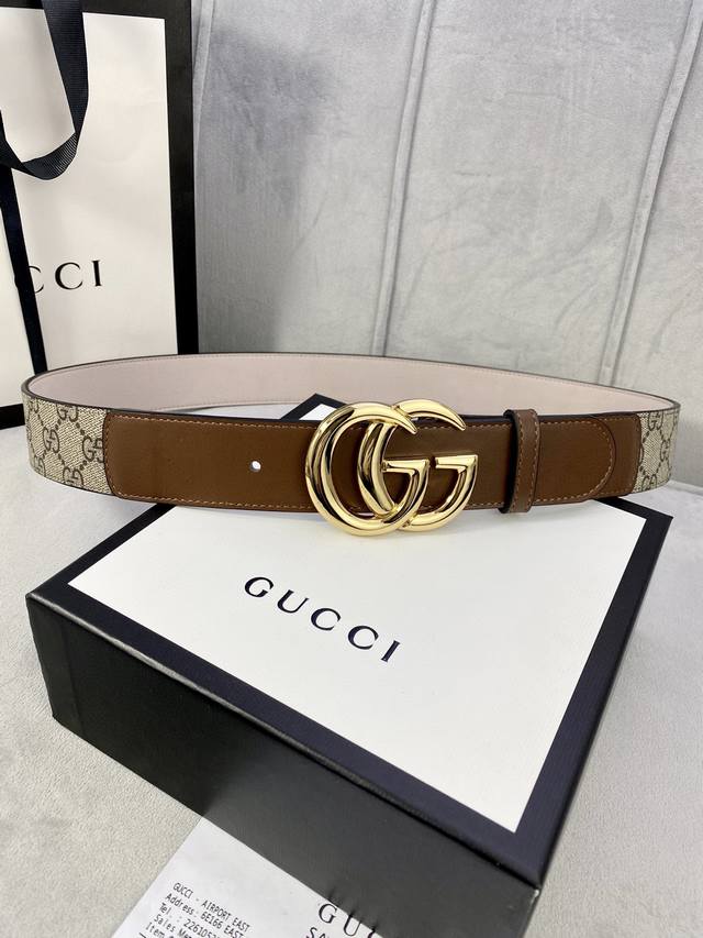 宽度4.0Cm Gucci 这款腰带在早秋系列中惊艳亮相 采用以标志性米色 乌木色组合呈现的品牌双g字母交织图案 与黑色皮革材质相得益彰 双g搭扣采用做旧效果