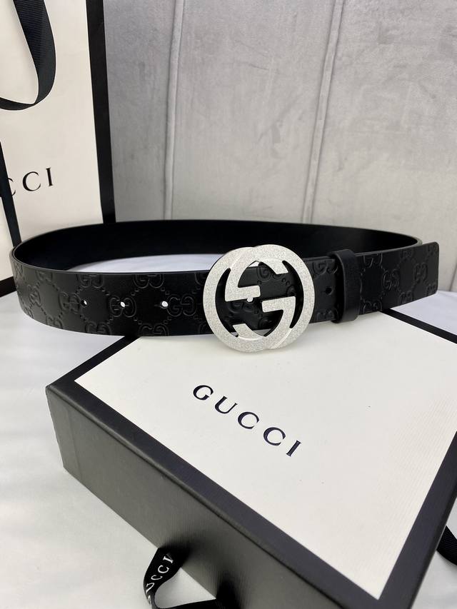 Gucci互扣式双g带 五金厚度6.0Cm扣腰带 采用热压印技术的gucci Signature皮革精制而成 触感厚实 印花图案清晰分明 - 点击图像关闭