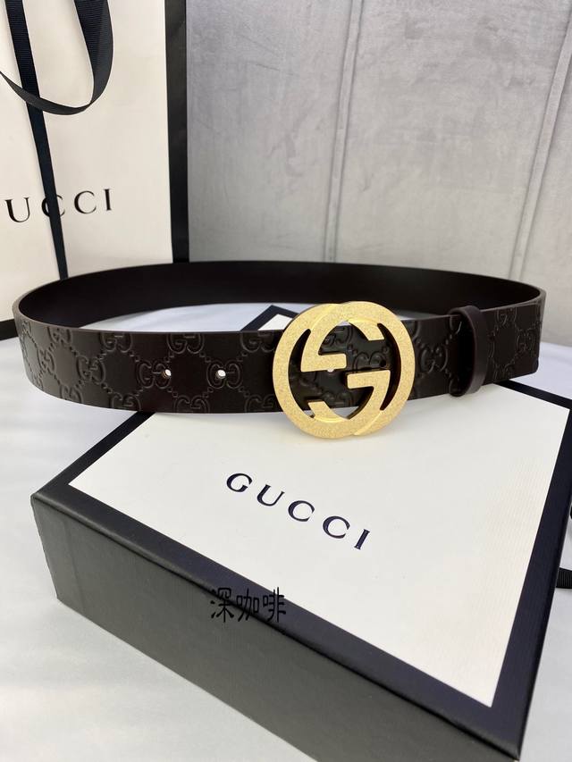 Gucci互扣式双g带 五金厚度6.0Cm扣腰带 采用热压印技术的gucci Signature皮革精制而成 触感厚实 印花图案清晰分明