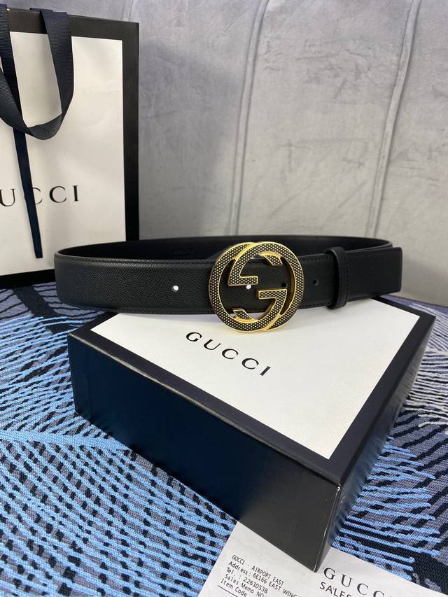 宽度4.0Cm Gucci 品牌标志性的原单花纹双g标识经重新诠释后 以光彩夺目的金色调呈现在这款手掌纹皮腰带上