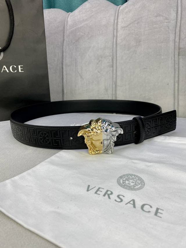 宽度4.0Cm Versace 范思哲 此款古希腊回纹皮带饰有versace品牌标志 3D美杜莎皮带扣 这也是palazzo系列的一部分