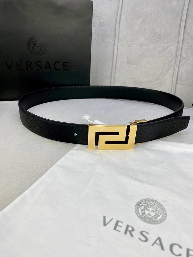 宽度3.5Cm Versace 范思哲 此款柔软的手掌纹原版皮底 皮带饰有一个几何形状的希腊回纹别扣 既时尚又优雅