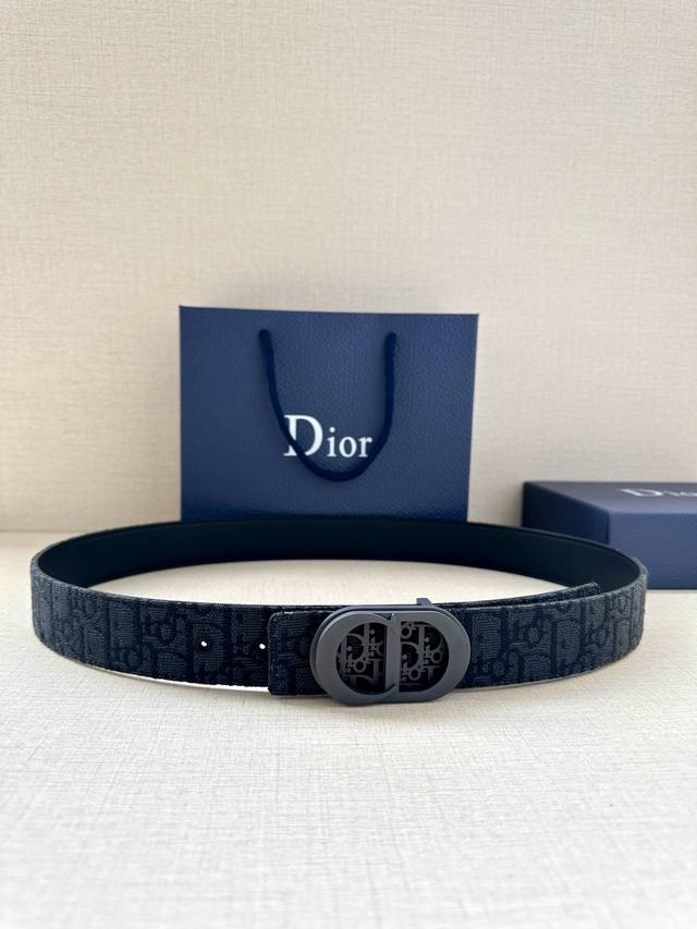 Dior 这款金属覆层黄铜腰带扣是二零二四春季系列新品 展示 Cd Icon 标志和 Oblique Cosmo 图案 致敬 Dior 的经典图案 可与各式 3