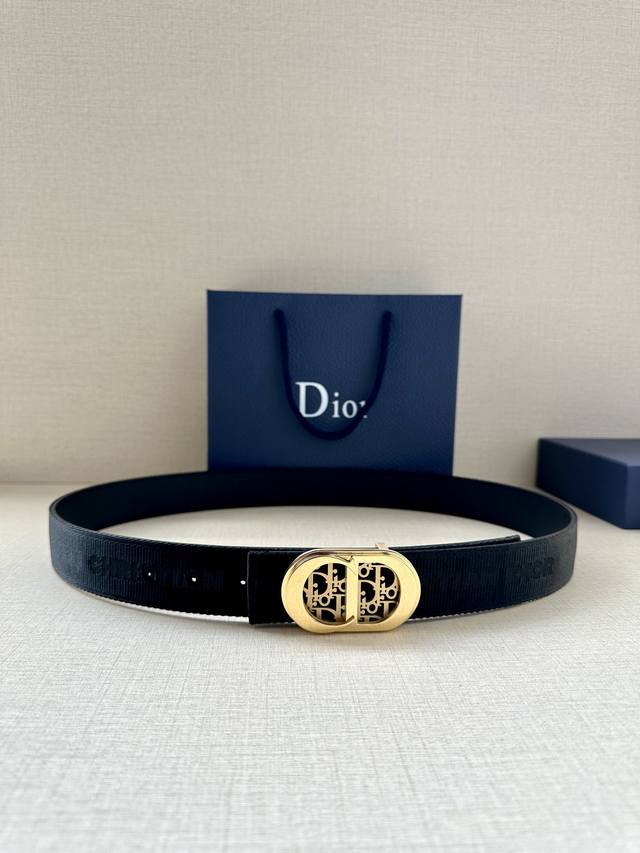 Dior 这款金属覆层黄铜腰带扣是二零二四春季系列新品 展示 Cd Icon 标志和 Oblique Cosmo 图案 致敬 Dior 的经典图案 可与各式 3