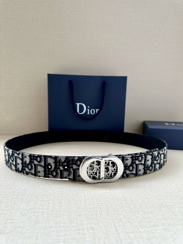 Dior 这款金属覆层黄铜腰带扣是春秋系列新品 展示 Cd Icon 标志和 Oblique Cosmo 图案 致敬 Dior 的经典图案 可与各式 35 毫米