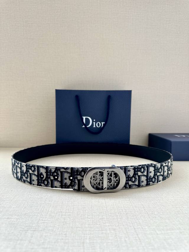 Dior 这款金属覆层黄铜腰带扣是春秋系列新品 展示 Cd Icon 标志和 Oblique Cosmo 图案 致敬 Dior 的经典图案 可与各式 35 毫米