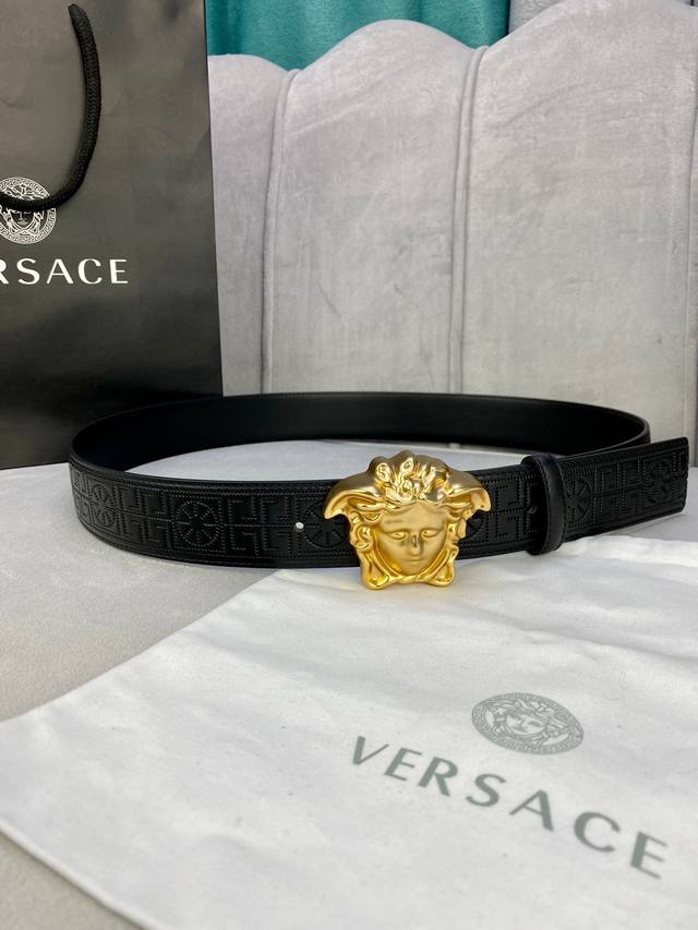 宽度4.0Cm Versace 范思哲 此款古希腊回纹皮带饰有versace品牌标志 3D美杜莎皮带扣 这也是palazzo系列的一部分