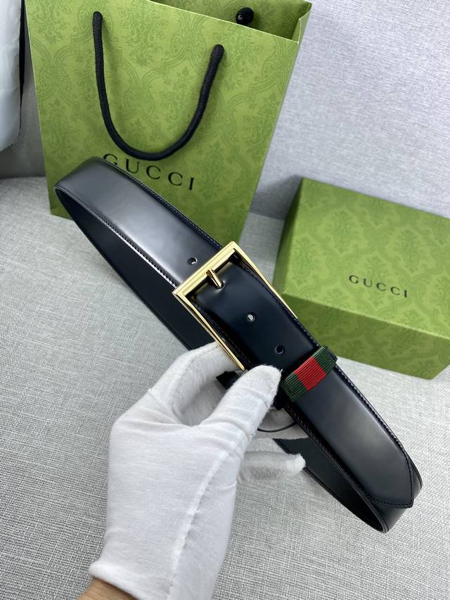 宽度4.0Cm Gucci 皮革腰带带有经典方形带扣 带环上装饰品牌条纹 对品牌的精巧致敬 于1950年代由gucci引入 诠释出其精致的马术风格
