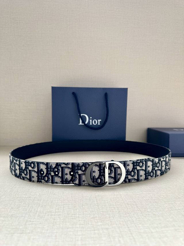 宽度3.5Cm Dior 这款腰带扣是 Dior 新款单品 延续经典设计 采用 Cd Icon 标志造型 黑色哑光涂漆和金属覆层黄铜形成鲜明的对比 可与各式 3