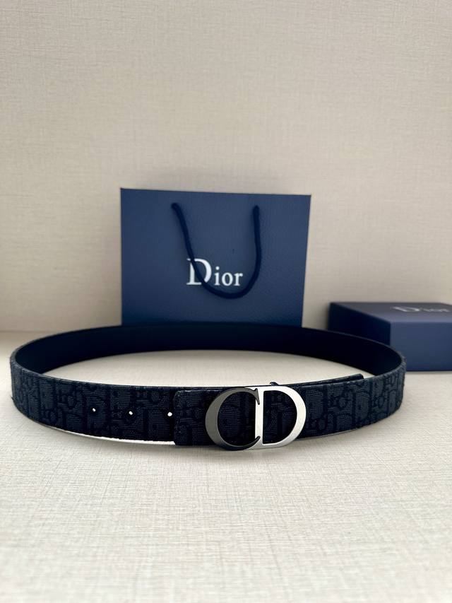 宽度3.5Cm Dior 这款腰带扣是 Dior 新款单品 延续经典设计 采用 Cd Icon 标志造型 黑色哑光涂漆和金属覆层黄铜形成鲜明的对比 可与各式 3 - 点击图像关闭