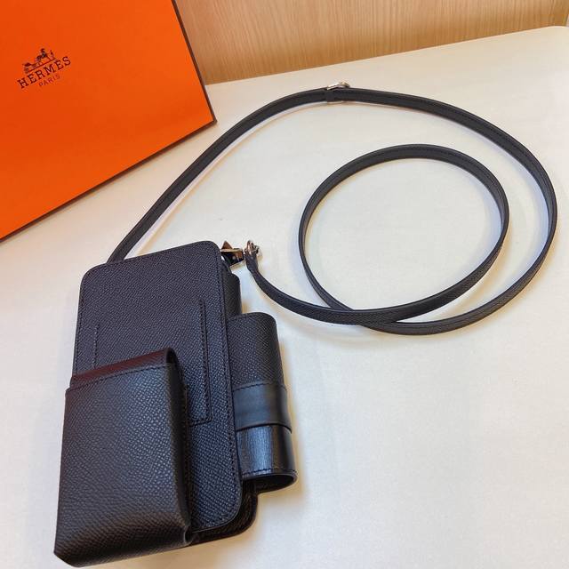 Hermes- 手机包采用小牛皮制成 可放耳机 口红 时尚又实用 尺寸 17.5X10