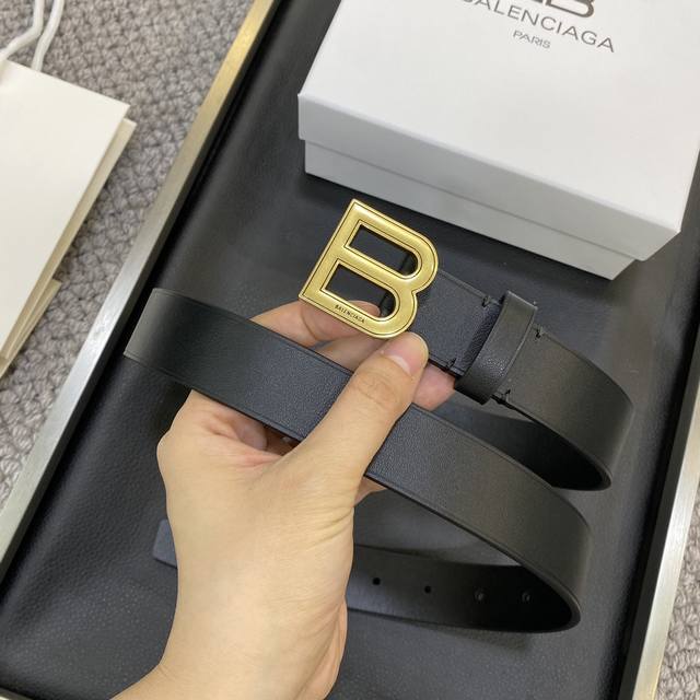 Balenciaga巴黎世家bb 宽版腰带 这款bb 版腰带来自balenci设计细节 正面扣 尖尾 打孔式细节3.5Cm