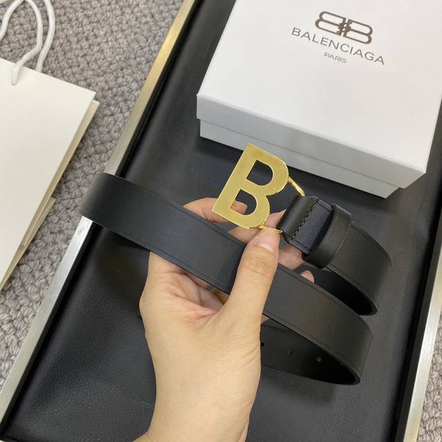 Balenciaga巴黎世家bb 宽版腰带 这款bb 版腰带来自balenci设计细节 正面扣 尖尾 打孔式细节3.0Cm