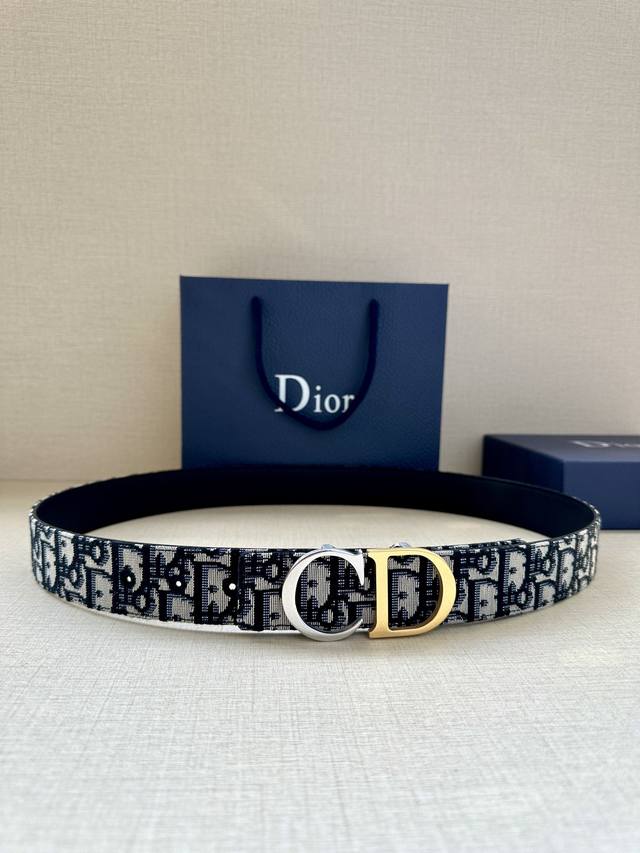 宽度3.5Cm Dior 这款腰带扣采用 Cd 标志造型 以金属覆层黄铜精心打造 可与各式 35 毫米腰带搭配 提升格调 打造优雅精致的造型