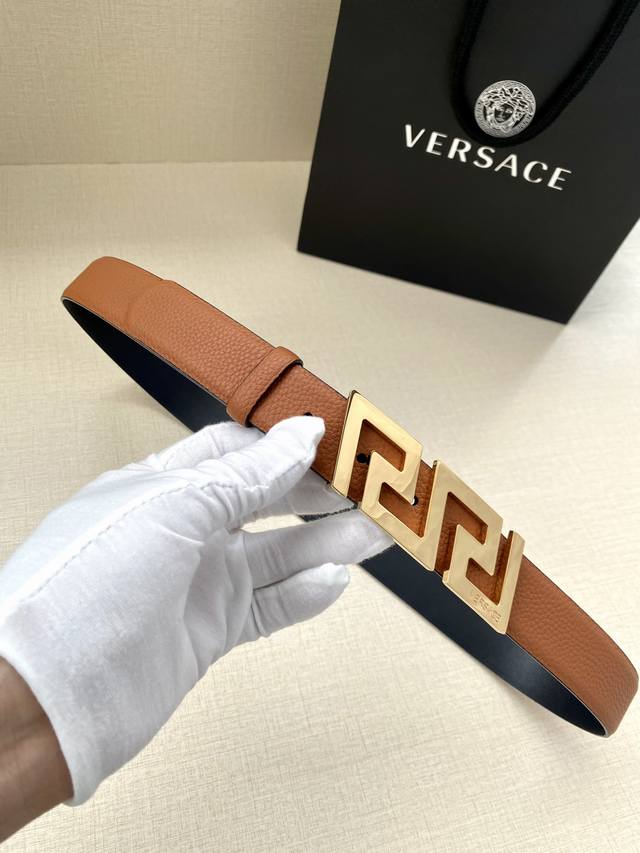 Versace 宽度3.0Cm 此款腰带由优质皮革制成 饰有la Greca彰显个性设计 该铆钉腰带饰有la Greca五金搭扣配件 打造versace造型