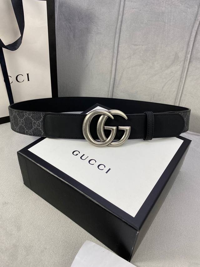 宽度4.0Cm Gucci 这款腰带在2023早秋系列中惊艳亮相 采用以标志性米色 乌木色组合呈现的品牌双g字母交织图案 与黑色皮革材质相得益彰 双g搭扣采用做