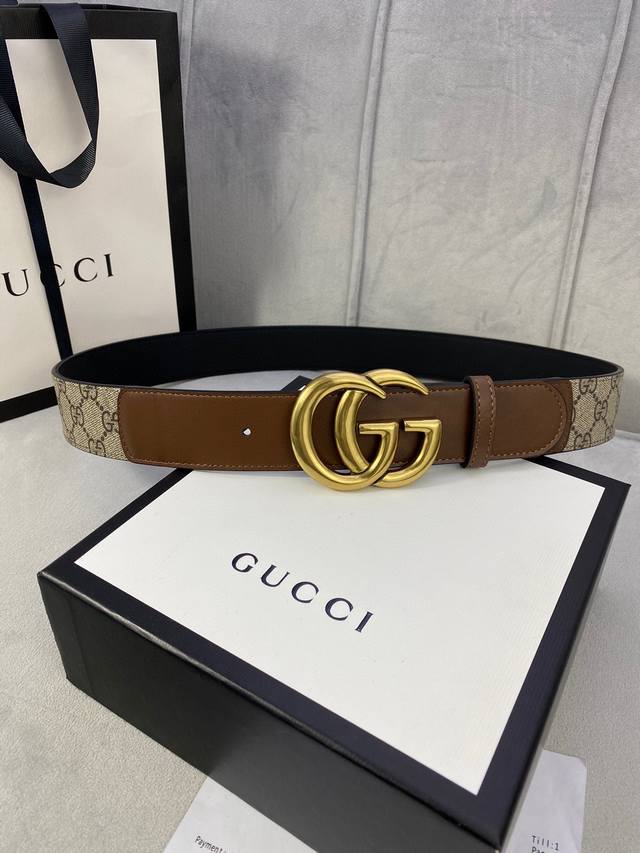 宽度4.0Cm Gucci 这款腰带在2023早秋系列中惊艳亮相 采用以标志性米色 乌木色组合呈现的品牌双g字母交织图案 与黑色皮革材质相得益彰 双g搭扣采用做