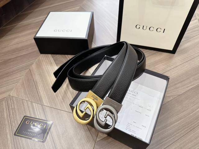 Gucci 古奇新款互扣式g带扣深受品牌辉煌的70年代经典设计所影响 得以重新诠释 安放于织纹纯皮腰带之上 正品一致的吊牌全套包装 配纸袋 礼品盒 亲们下单一定