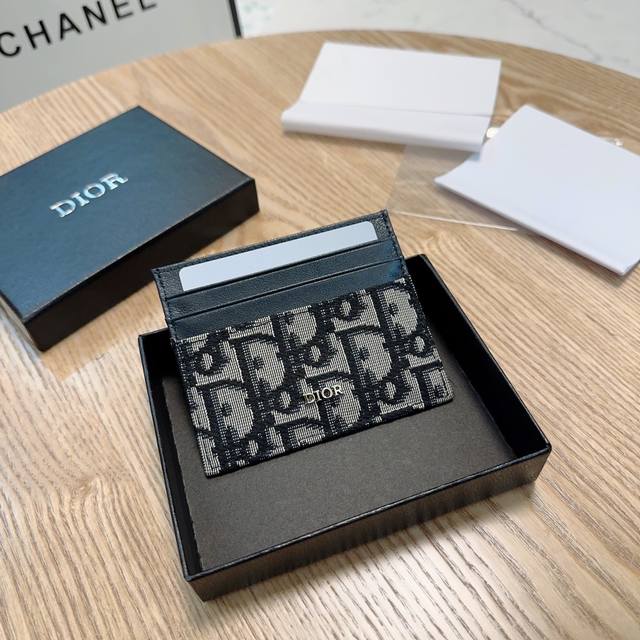 颜色 黑色 尺寸 10*7.5 Dior 专柜同步最新款出货 采用里外头层小牛皮 做工精致 超多卡位 超薄款设计 携带方便