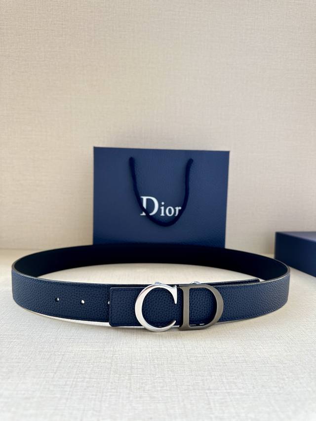 宽度3.5Cm Dior 这款腰带扣采用 Cd 标志造型 以金属覆层黄铜精心打造 可与各式 35 毫米腰带搭配 提升格调 打造优雅精致的造型