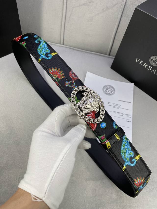 宽度4.0Cm Versace 范思哲 此款palazzo腰带采用牛皮革面料制作 并饰有le Pop Classique图案印花和标志性的美杜莎五金配件