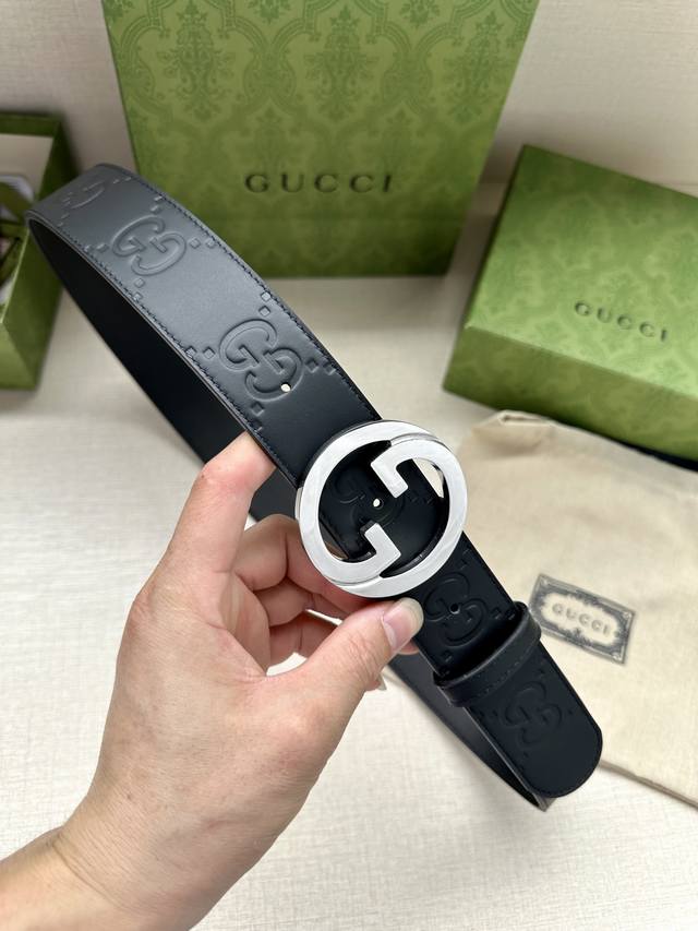 宽度3.8Cm Gucci 衔接品牌的过去和现在 以焕新方式继续演绎经典元素 这款黑色皮革腰带饰有gg字母交织图案 以gucci刻花呈现长方形搭扣开合设计 Gg