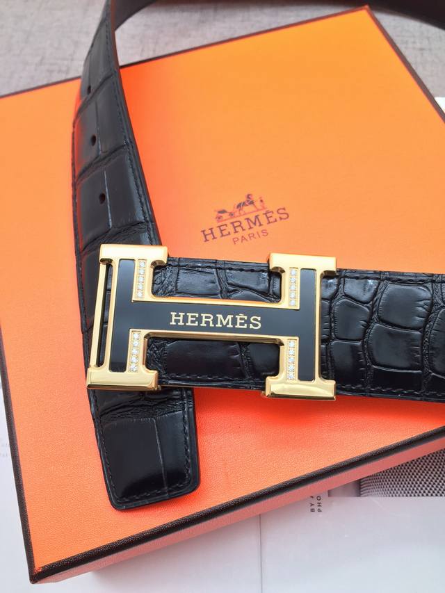 Hermes原单面头层牛皮鳄鱼纹 底为牛皮底 搭配原单精工钻石钢扣 原产皮料定制 专柜宽度4.0 高端大气 欢迎选购